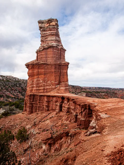A close view from the summit reveals Lighthouse Rock’s red stone and the canyon country beyond.